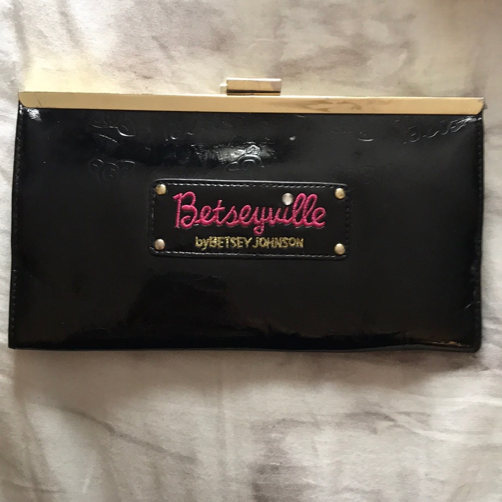 betsey johnson betseyville clutch